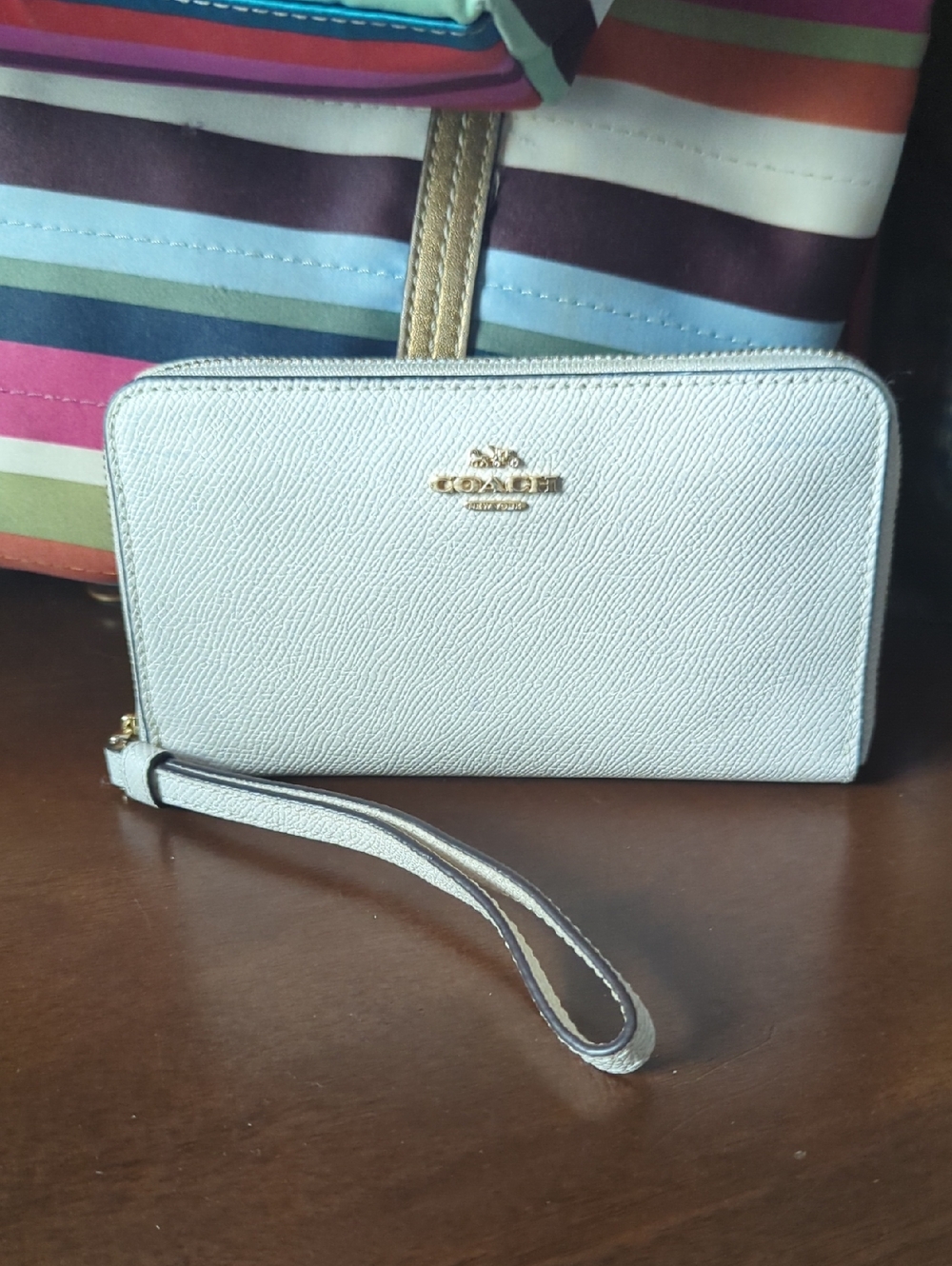 🍒Coach Off-White Zip-Around Wallet